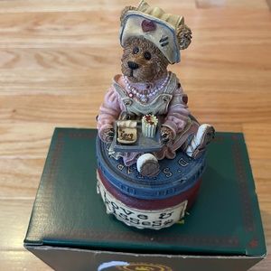 Vintage nurse Boyd’s bears music box